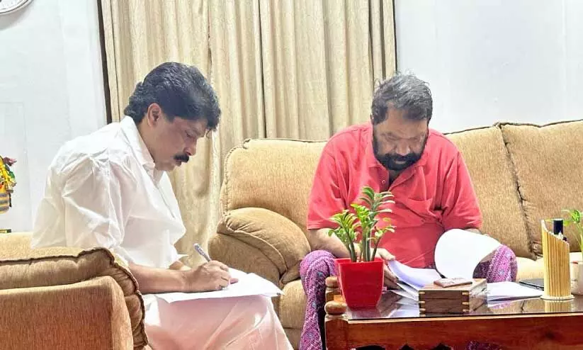 ടി. ​സി​ദ്ദി​ഖ് എം.​എ​ല്‍.​എ തൊ​ഴി​ൽ മ​ന്ത്രി വി. ​ശി​വ​ന്‍കു​ട്ടി​യു​മാ​യി ചർച്ച ന​ട​ത്തു​ന്നു