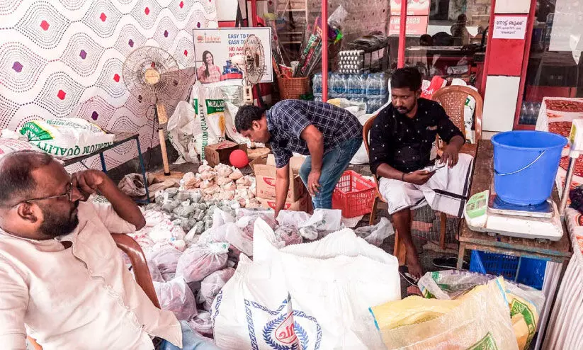 ഇവിടെ ഇല്ല,അവിടെ ഉണ്ട്; സപ്ലൈകോ ചന്തയിൽ അരിയും മല്ലിയും വെളിച്ചെണ്ണയും മാ​ത്രം