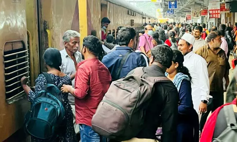 ക്രിസ്മസ് അവധിയോടനുബന്ധിച്ച് കോഴിക്കോട് റെയിൽവേ സ്റ്റേഷനിൽ അനുഭവപ്പെട്ട തിരക്ക് ക്രിസ്മസ് അവധിയോടനുബന്ധിച്ച് കോഴിക്കോട് റെയിൽവേ സ്റ്റേഷനിൽ അനുഭവപ്പെട്ട തിരക്ക്
