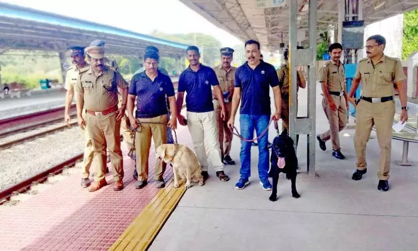 ക്രിസ്മസ് പുതുവത്സരാഘോഷം സ്പെഷൽ ഡ്രൈവിന്റെ ഭാഗമായി വടകര റെയിൽവേ സ്റ്റേഷനിൽ പരിശോധന നടത്തുന്നു ക്രിസ്മസ് പുതുവത്സരാഘോഷം സ്പെഷൽ ഡ്രൈവിന്റെ ഭാഗമായി വടകര റെയിൽവേ സ്റ്റേഷനിൽ പരിശോധന നടത്തുന്നു