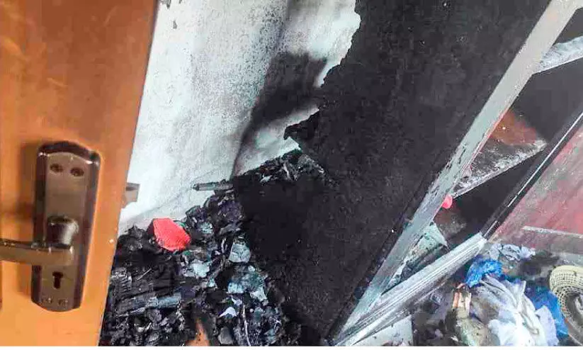 തീപിടിത്തത്തിൽ ഗൃഹോപകരണങ്ങൾ കത്തിനശിച്ചു തീപിടിത്തത്തിൽ ഗൃഹോപകരണങ്ങൾ കത്തിനശിച്ചു