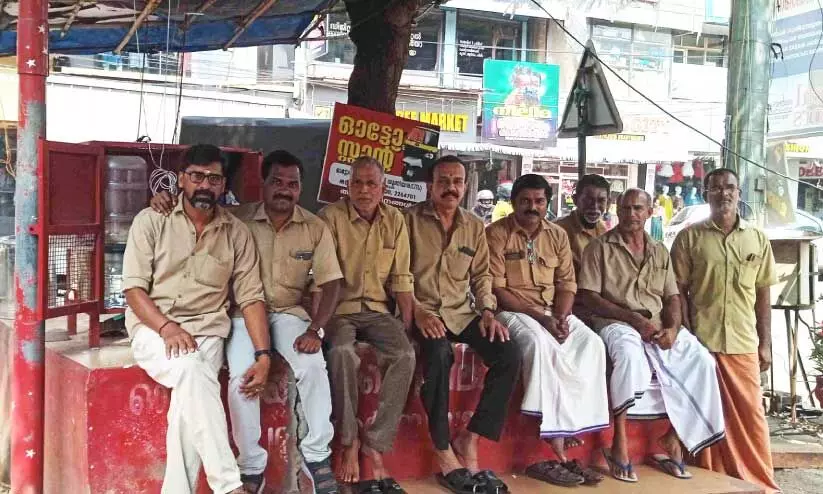 ചെറുവത്തൂർ ഓട്ടോസ്റ്റാൻഡിലെ തൊഴിലാളികൾ ചെറുവത്തൂർ ഓട്ടോസ്റ്റാൻഡിലെ തൊഴിലാളികൾ