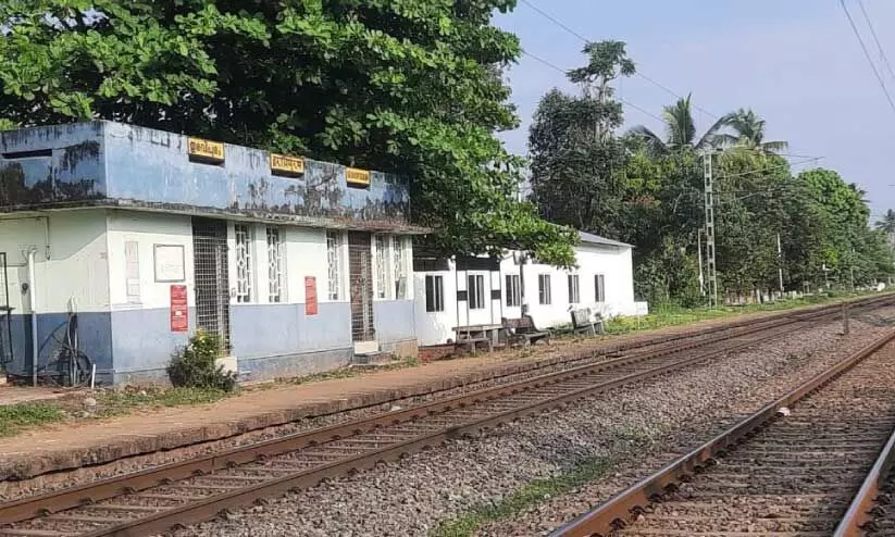 ഇ​ര​വി​പു​രം റെ​യി​ൽ​വേ സ്റ്റേ​ഷ​ൻ