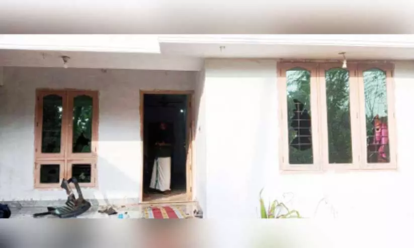 മൈലക്കുഴിയില് ഡി.വൈ.എഫ്.ഐ. പ്രവത്തകന് ആനന്ദിന്റെ വീട്ടിലെ ജനല് ചില്ലുകളും കസേരകളും അടിച്ചു തകര്ത്ത നിലയില് മൈലക്കുഴിയില് ഡി.വൈ.എഫ്.ഐ. പ്രവത്തകന് ആനന്ദിന്റെ വീട്ടിലെ ജനല് ചില്ലുകളും കസേരകളും അടിച്ചു തകര്ത്ത നിലയില്