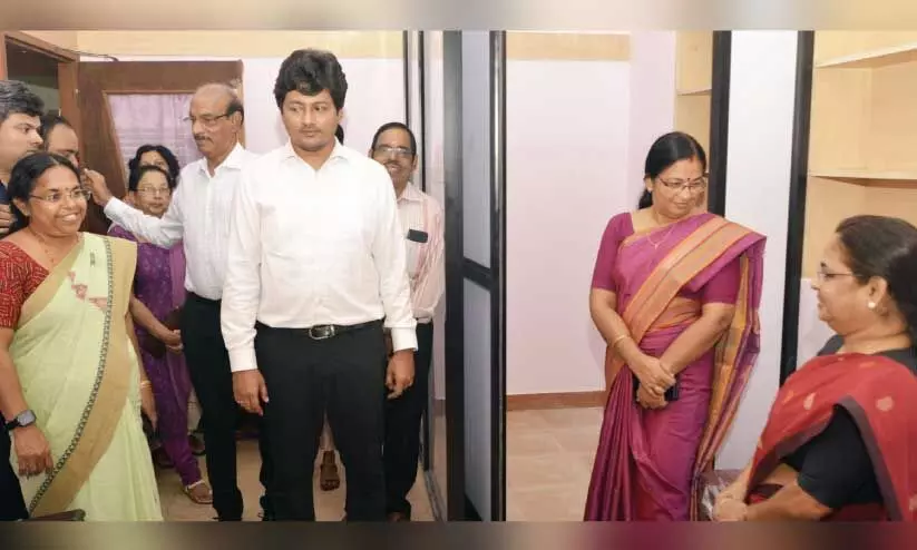 ​തൃ​ശൂ​ർ; ക​ല​ക്ട​റേ​റ്റി​ൽ വ​നി​ത ജീ​വ​ന​ക്കാ​ർ​ക്ക്​ പി​ങ്ക്​ റൂം