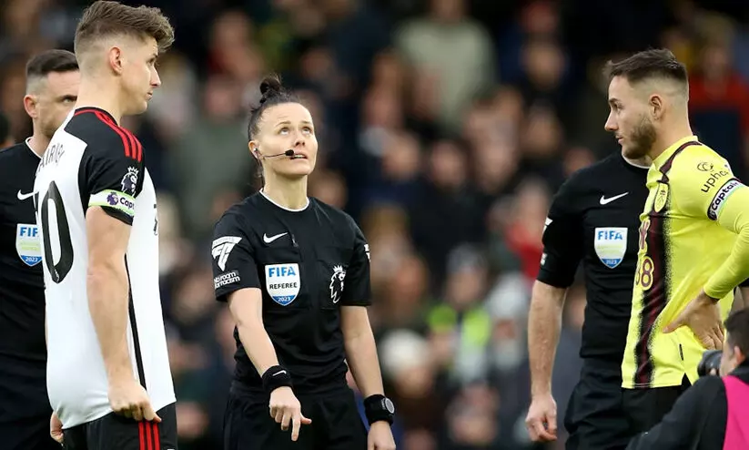 ചരിത്രത്തിലേക്ക് വിസിലൂതി റെബേക; ഇംഗ്ലീഷ് പ്രീമിയർ ലീഗിലെ ആദ്യ വനിത റഫറി ചരിത്രത്തിലേക്ക് വിസിലൂതി റെബേക; ഇംഗ്ലീഷ് പ്രീമിയർ ലീഗിലെ ആദ്യ വനിത റഫറി