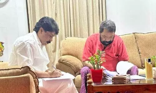 ടി. ​സി​ദ്ദി​ഖ് എം.​എ​ല്‍.​എ തൊ​ഴി​ൽ മ​ന്ത്രി വി. ​ശി​വ​ന്‍കു​ട്ടി​യു​മാ​യി ചർച്ച ന​ട​ത്തു​ന്നു