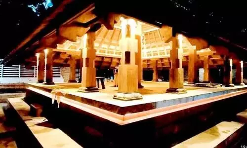 യുനെസ്കോയുടെ അംഗീകാരം ലഭിച്ച കരുവണ്ണൂർ കുന്ദമംഗലം ഭഗവതി ക്ഷേത്രത്തിലെ കർണികാര മണ്ഡപം