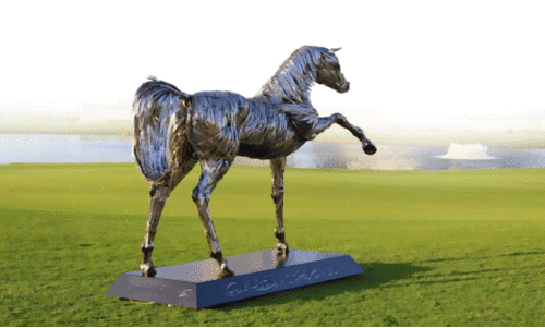 മാ​ലി​ന്യ​ത്തി​ൽനി​ന്ന്​ പി​റ​ന്ന സു​ന്ദ​രി കു​തി​ര