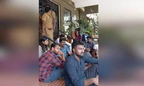 പൊ​ലീ​സ് സ്റ്റേ​ഷ​നു മു​ന്നി​ൽ കു​ത്തി​യി​രു​ന്ന് പ്ര​തി​ഷേ​ധി​ക്കുന്ന യൂ​ത്ത് കോ​ൺ​ഗ്ര​സ് പ്ര​വ​ർ​ത്ത​ക​ർ