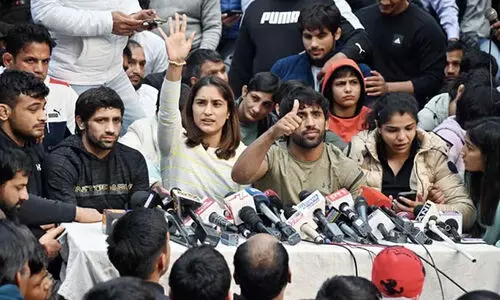 ഗുസ്തി ഫെഡറേഷന്‍റെ മേൽനോട്ടത്തിന് അഡ്ഹോക് കമ്മിറ്റി രൂപവത്കരിക്കണം; ഒളിമ്പിക് അസോസിയേഷന് കത്തയച്ച് കേന്ദ്രം