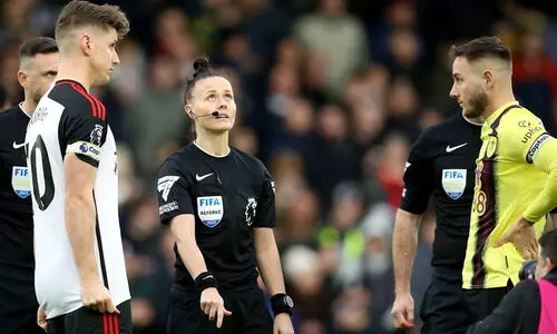 ചരിത്രത്തിലേക്ക് വിസിലൂതി റെബേക; ഇംഗ്ലീഷ് പ്രീമിയർ ലീഗിലെ ആദ്യ വനിത റഫറി