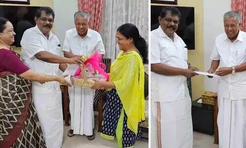 കേക്കിനൊപ്പം രാജിക്കത്ത്​; ആ​ന്‍റ​ണി രാ​ജു മുഖ്യമന്ത്രിയെ കണ്ടത്​ കുടുംബസമേതം