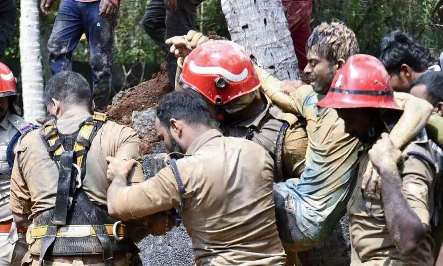 ഡ്രെയിനേജ് പെപ്പ്‌ലൈൻ നിർമാണത്തിനിടെ മണ്ണിടിച്ചിൽ