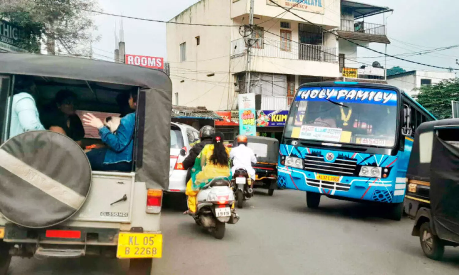 കുമളിയിൽ വാഹനങ്ങൾ നിറഞ്ഞു; കാഴ്ചക്കാരായി പൊലീസ്