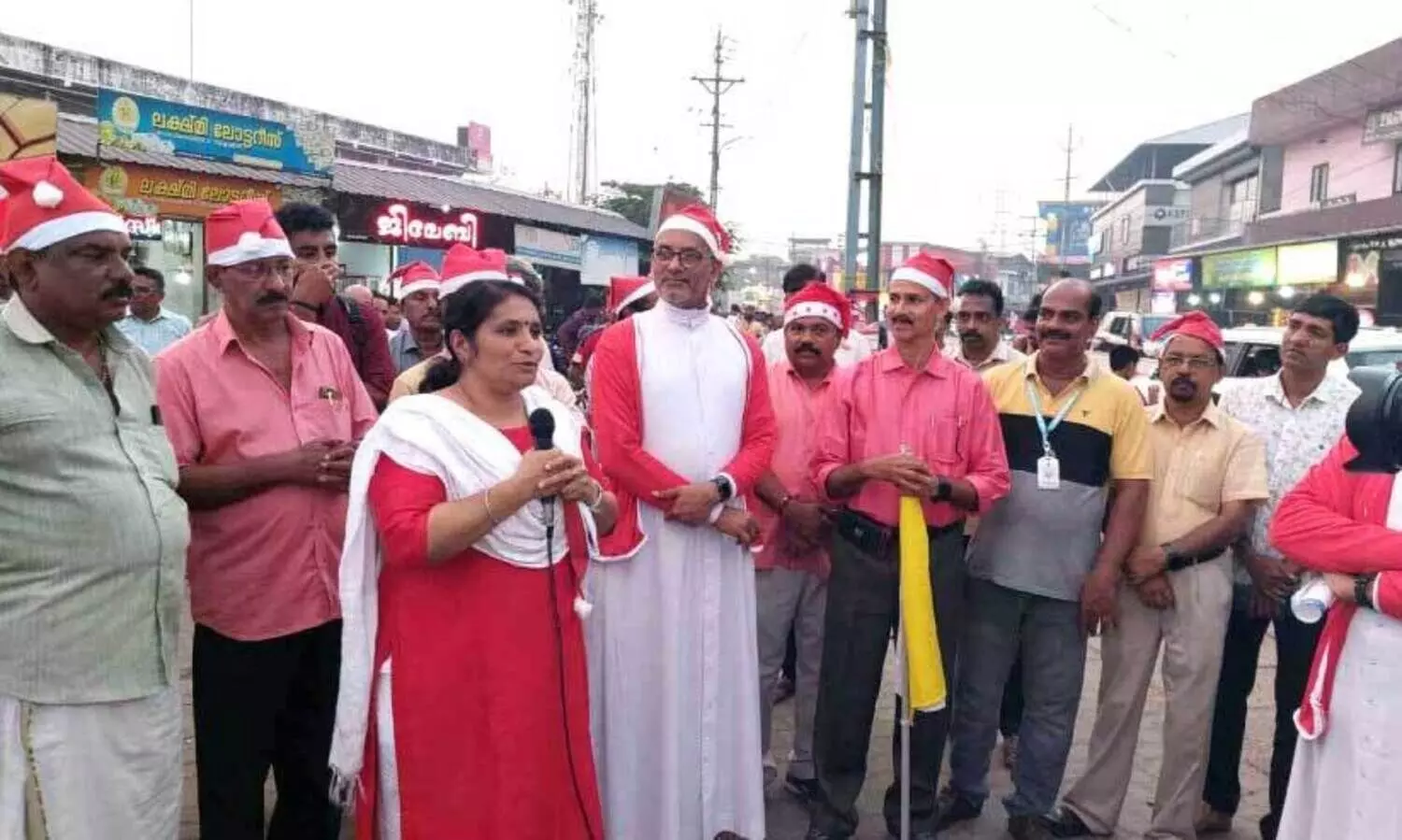 ഫൊ​റോ​നാ​പ​ള്ളി കു​ടും​ബ കൂ​ട്ടാ​യ്മ​യു​ടെ നേ​തൃ​ത്വ​ത്തി​ൽ ന​ട​ത്തി​യ മെ​ഗാ ക​രോ​ൾ