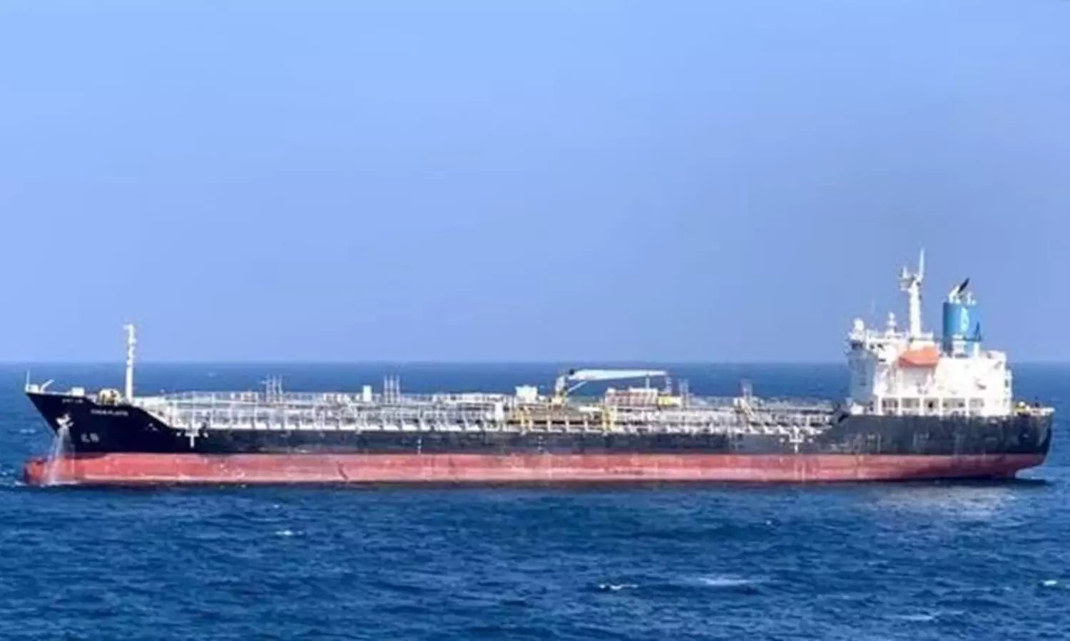 ഗുജറാത്ത് തീരത്ത് ആക്രമിക്കപ്പെട്ട എണ്ണക്കപ്പൽ മുംബൈയിലെത്തി