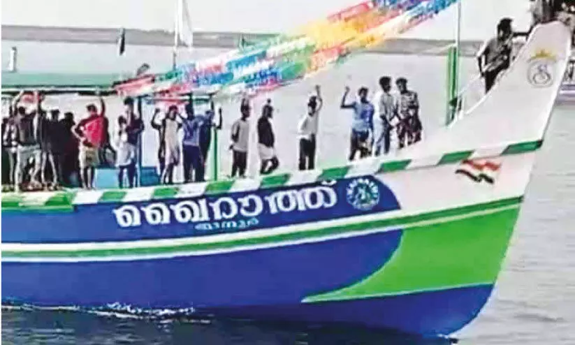 താനൂർ ഹാർബറിൽ മത്സ്യബന്ധന വള്ളത്തിൽ ഉല്ലാസയാത്ര; കർശന നടപടിയെടുക്കുമെന്ന് ഫിഷറീസ് വകുപ്പ് താനൂർ ഹാർബറിൽ മത്സ്യബന്ധന വള്ളത്തിൽ ഉല്ലാസയാത്ര; കർശന നടപടിയെടുക്കുമെന്ന് ഫിഷറീസ് വകുപ്പ്