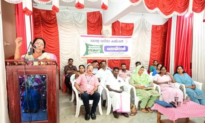 കു​റ്റി​ക്കോ​ലി​ൽ സം​ഘ​ടി​പ്പി​ച്ച സെ​മി​നാ​ര്‍ വ​നി​ത ക​മീ​ഷ​ന്‍ അം​ഗം അ​ഡ്വ. ഇ​ന്ദി​ര ര​വീ​ന്ദ്ര​ന്‍ ഉ​ദ്ഘാ​ട​നം ചെ​യ്യു​ന്നു