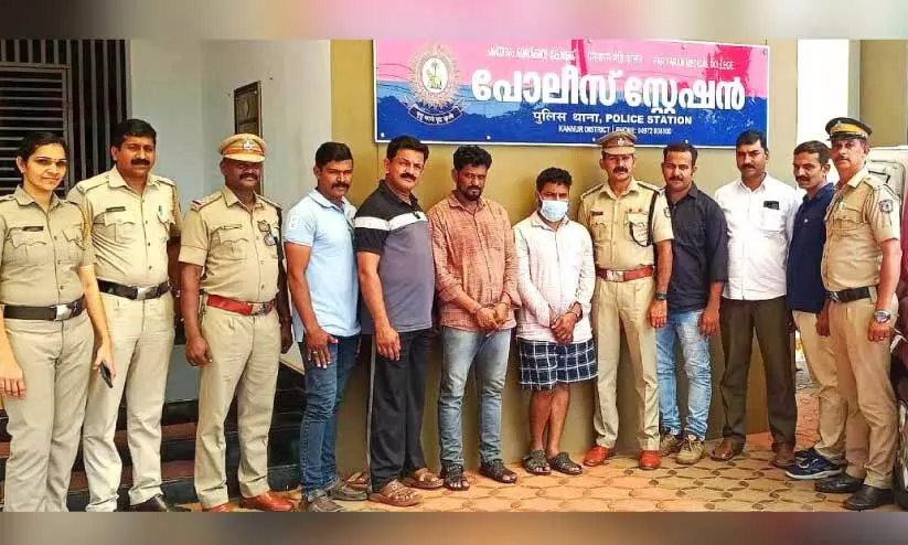 പരിയാരം കവര്ച്ചകേസ് പ്രതികളായ സുള്ളന് സുരേഷും ഷേക്ക് അബ്ദുല്ലയും പ്രതികളെവലയിലാക്കിയ അന്വേഷണ സംഘത്തോടൊപ്പം. പരിയാരം കവര്ച്ചകേസ് പ്രതികളായ സുള്ളന് സുരേഷും ഷേക്ക് അബ്ദുല്ലയും പ്രതികളെവലയിലാക്കിയ അന്വേഷണ സംഘത്തോടൊപ്പം.