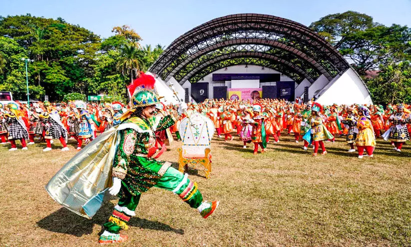 അടുക്കളയിൽനിന്ന് അരങ്ങിലെത്തി; കുടുംബശ്രീ വനിതകൾ ലോക റെക്കോഡിലേക്ക് അടുക്കളയിൽനിന്ന് അരങ്ങിലെത്തി; കുടുംബശ്രീ വനിതകൾ ലോക റെക്കോഡിലേക്ക്