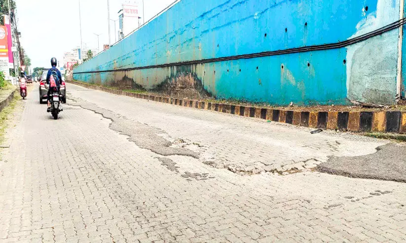 അപകടത്തിന് കാത്ത് അധികൃതര്‍; കുണ്ടന്നൂര്‍ ജങ്ഷനിലെ കുഴികളിൽപെട്ട്   യാത്രക്കാര്‍ വലയുന്നു