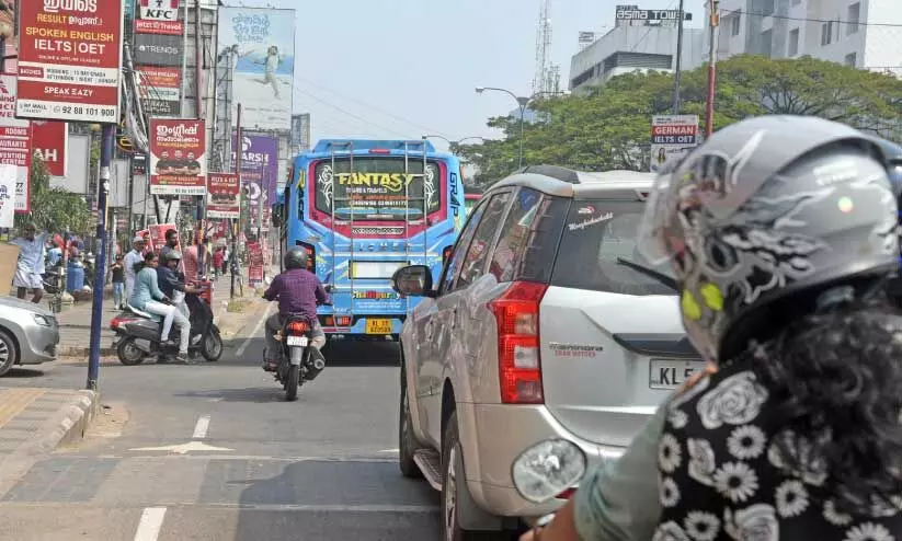മാ​വൂ​ർ റോ​ഡ്  മോ​ഫ്യൂ​സി​ൽ ബ​സ് സ്റ്റാ​ൻ​ഡി​ൽ മു​ന്നി​ലെ സീ​ബ്ര​ലൈ​നി​ലെ ഗ​താ​ഗ​ത തി​ര​ക്ക്