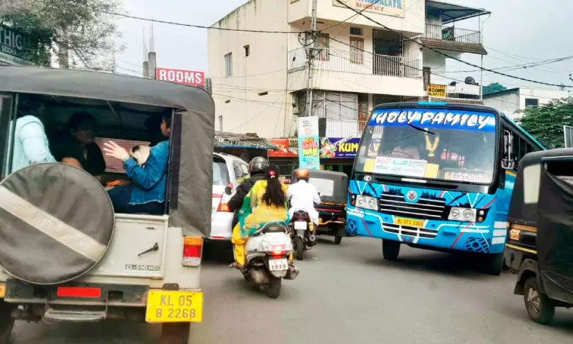 കുമളിയിൽ വാഹനങ്ങൾ നിറഞ്ഞു; കാഴ്ചക്കാരായി പൊലീസ്