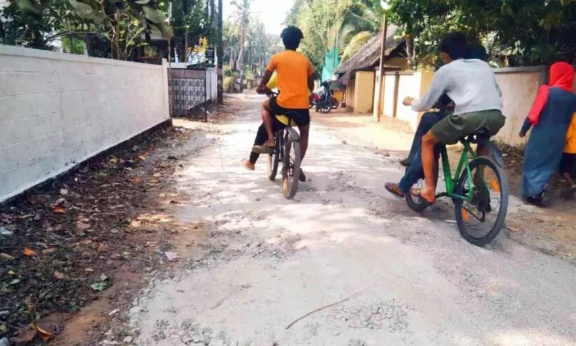 തകർന്ന പെരിയമ്പലം ബീച്ച് റോഡിൽ ഫെസ്റ്റിവലിന്റെ ഭാഗമായി കരിങ്കൽ പൊടി വിതറിയപ്പോൾ തകർന്ന പെരിയമ്പലം ബീച്ച് റോഡിൽ ഫെസ്റ്റിവലിന്റെ ഭാഗമായി കരിങ്കൽ പൊടി വിതറിയപ്പോൾ