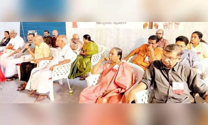 രാജ്യം ഭരിക്കുന്നത് നുണയന്മാരും വിഡ്ഢികളും -വൈശാഖൻ