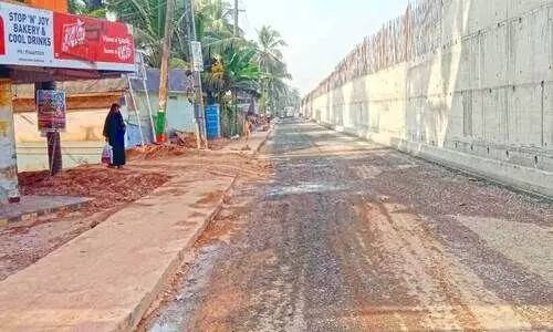 നി​ർ​മാ​ണം പു​രോ​ഗ​മി​ക്കു​ന്ന എ​ട​ക്കാ​ട് പ​ടിഞ്ഞാ​റ് ഭാ​ഗ​ത്തെ സ​ർ​വി​സ് റോ​ഡ്