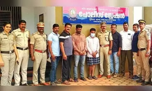 പ​രി​യാ​രം ക​വ​ര്‍ച്ച​കേ​സ് പ്ര​തി​ക​ളാ​യ സു​ള്ള​ന്‍ സു​രേ​ഷും ഷേ​ക്ക് അ​ബ്ദു​ല്ല​യും പ്ര​തി​ക​ളെവ​ല​യി​ലാ​ക്കി​യ അ​ന്വേ​ഷ​ണ സം​ഘ​ത്തോ​ടൊ​പ്പം.