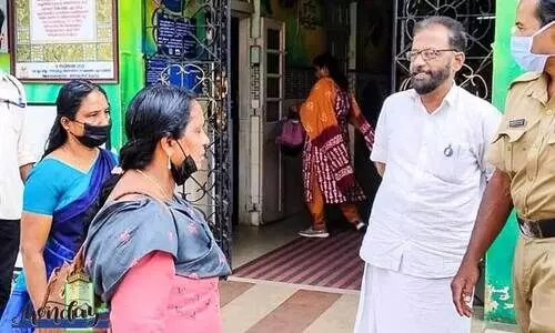 നു​ജു​മു​ദ്ദീ​ൻ അ​ഹ​മ്മ​ദ് ജി​ല്ല ആ​ശു​പ​ത്രി അ​ത്യാ​ഹി​ത വി​ഭാ​ഗ​ത്തി​ന് മു​ന്നി​ൽ