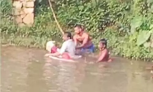 പ​ള്ളി​ക്ക​ലാ​റ്റി​ൽ മു​ങ്ങി​ത്താ​ണ വ​യോ​ധി​ക​യെ ര​ക്ഷ​പ്പെ​ടു​ത്തു​ന്നു