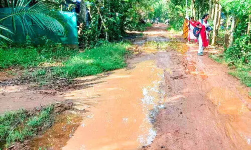 പള്ളിയാട്​ റോഡ്​ തകർന്നു; യാത്ര ദുരിതപൂർണം