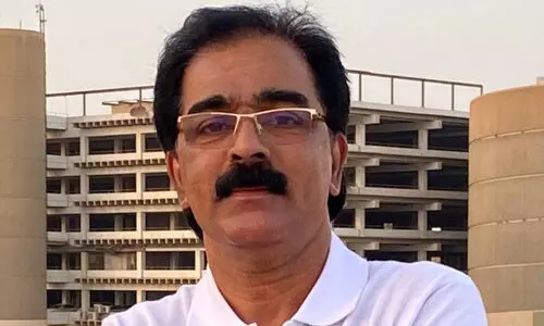 അധ്യാപകനെ വ്യാജ പോക്സോ കേസിൽ വേട്ടയാടി, ഒടുവിൽ വെറുതെവിട്ടു; കോടതിവരാന്തയിൽ കാൽതൊട്ട് മാപ്പ് പറഞ്ഞ് പരാതിക്കാരി