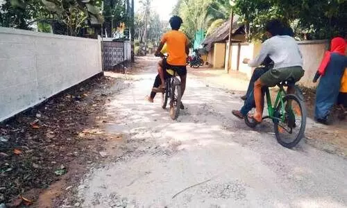 ത​ക​ർ​ന്ന പെ​രി​യ​മ്പ​ലം ബീ​ച്ച് റോ​ഡി​ൽ ഫെ​സ്റ്റി​വ​ലി​ന്‍റെ ഭാ​ഗ​മാ​യി ക​രി​ങ്ക​ൽ പൊ​ടി വി​ത​റി​യ​പ്പോ​ൾ