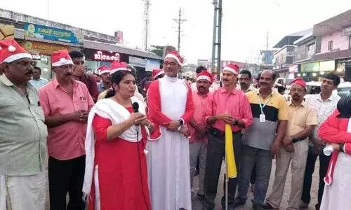 ഫൊ​റോ​നാ​പ​ള്ളി കു​ടും​ബ കൂ​ട്ടാ​യ്മ​യു​ടെ നേ​തൃ​ത്വ​ത്തി​ൽ ന​ട​ത്തി​യ മെ​ഗാ ക​രോ​ൾ