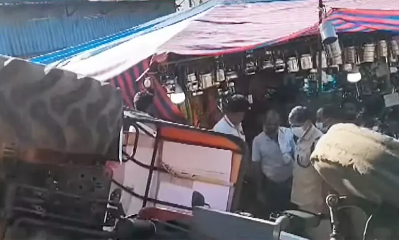 ശബരിമലയിൽ ​ട്രാക്ടർ മറിഞ്ഞ് അപകടം; നാലുപേർക്ക് പരിക്ക്