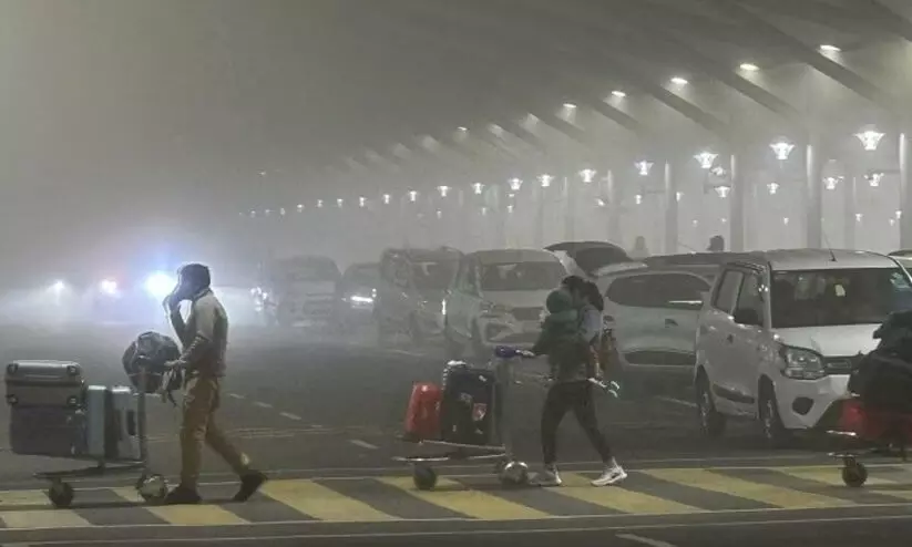 കനത്ത മൂടൽമഞ്ഞ്; ഡൽഹിയിൽ വിമാനസർവീസുകൾ താളംതെറ്റി; വൈകിയത് 30ലധികം വിമാനങ്ങൾ