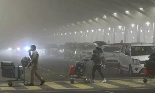 കനത്ത മൂടൽമഞ്ഞ്; ഡൽഹിയിൽ വിമാനസർവീസുകൾ താളംതെറ്റി; വൈകിയത് 30ലധികം വിമാനങ്ങൾ