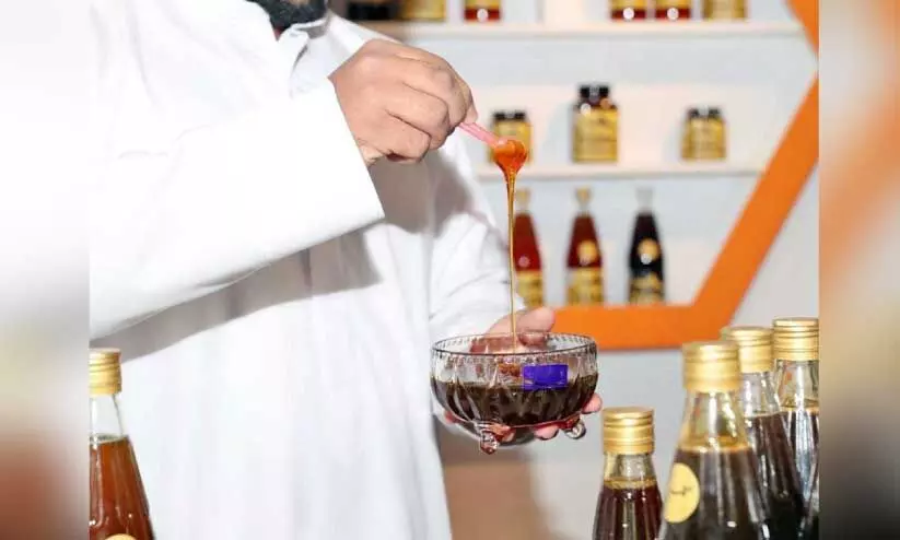 ഹത്ത ഹണി ഫെസ്റ്റിവലിൽ തേൻ പ്രദർശിപ്പിക്കുന്ന കർഷകൻ (ഫയൽ ചിത്രം) ഹത്ത ഹണി ഫെസ്റ്റിവലിൽ തേൻ പ്രദർശിപ്പിക്കുന്ന കർഷകൻ (ഫയൽ ചിത്രം)