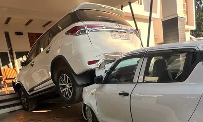 അരീക്കോട് നിയന്ത്രണംവിട്ട കാർ വീട്ടിലേക്ക് പാഞ്ഞുകയറി; ഗേറ്റും കാറും തകർത്തു VIDEO അരീക്കോട് നിയന്ത്രണംവിട്ട കാർ വീട്ടിലേക്ക് പാഞ്ഞുകയറി; ഗേറ്റും കാറും തകർത്തു VIDEO