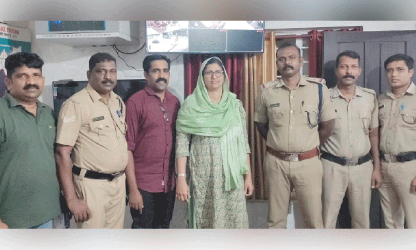 പാ​ള​ത്തി​ൽ​നി​ന്ന് അ​മ്മ​യെ​യും മ​ക്ക​ളെ​യും രക്ഷിച്ച സംഭവം; നീലേശ്വരം പൊലീസിനെ  അഭിനന്ദിച്ച് വനിത കമീഷൻ