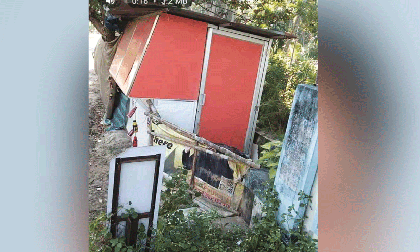 സാമൂഹിക വിരുദ്ധർ തട്ടുകട തകർത്തു സാമൂഹിക വിരുദ്ധർ തട്ടുകട തകർത്തു