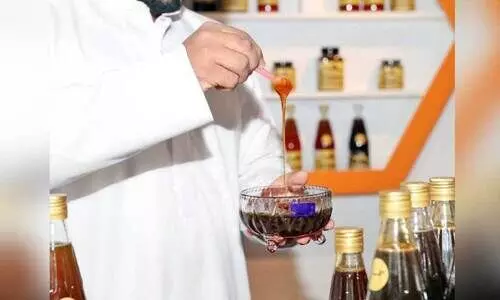 ഹ​ത്ത ഹ​ണി ഫെ​സ്റ്റി​വ​ലി​ൽ തേ​ൻ പ്ര​ദ​ർ​ശി​പ്പി​ക്കു​ന്ന ക​ർ​ഷ​ക​ൻ (ഫ​യ​ൽ ചി​ത്രം)