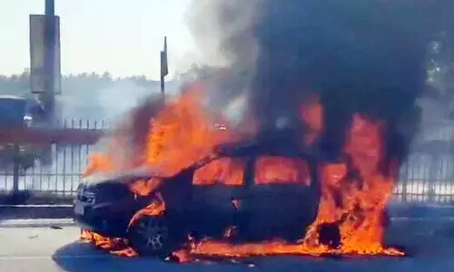 ബംഗളൂരുവിൽ കാറിന് തീപിടിച്ച് മലയാളി  മരിച്ചു