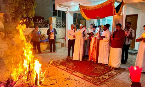 വ​ർ​ണ​ന​ക്ഷ​ത്ര​ങ്ങ​ൾ തെ​ളി​​ച്ച് ക്രി​സ്മ​സ് ആ​ഘോ​ഷം