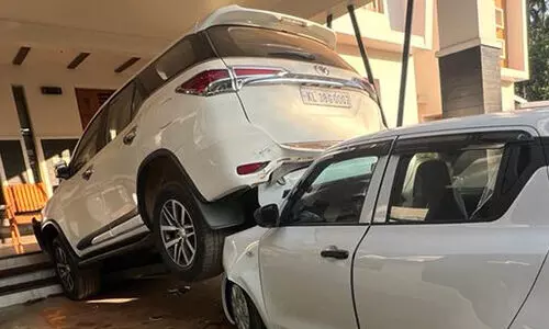 അരീക്കോട് നിയന്ത്രണംവിട്ട കാർ വീട്ടിലേക്ക് പാഞ്ഞുകയറി; ഗേറ്റും കാറും തകർത്തു VIDEO