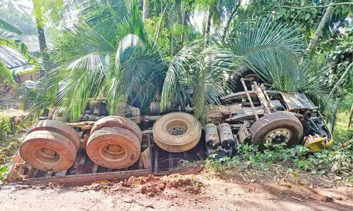 മ​ണ്ണുലോ​റി താ​ഴ്ച​യി​ലേ​ക്ക് മ​റി​ഞ്ഞു   വാ​ഹ​നം നീ​ക്കുന്ന​ത് നാ​ട്ടു​കാ​ര്‍ ത​ട​ഞ്ഞു